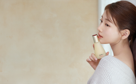 숨37° 모델 수지가 시크릿 에센스 4세대 신제품을 선보이고 있다. LG생활건강 제공